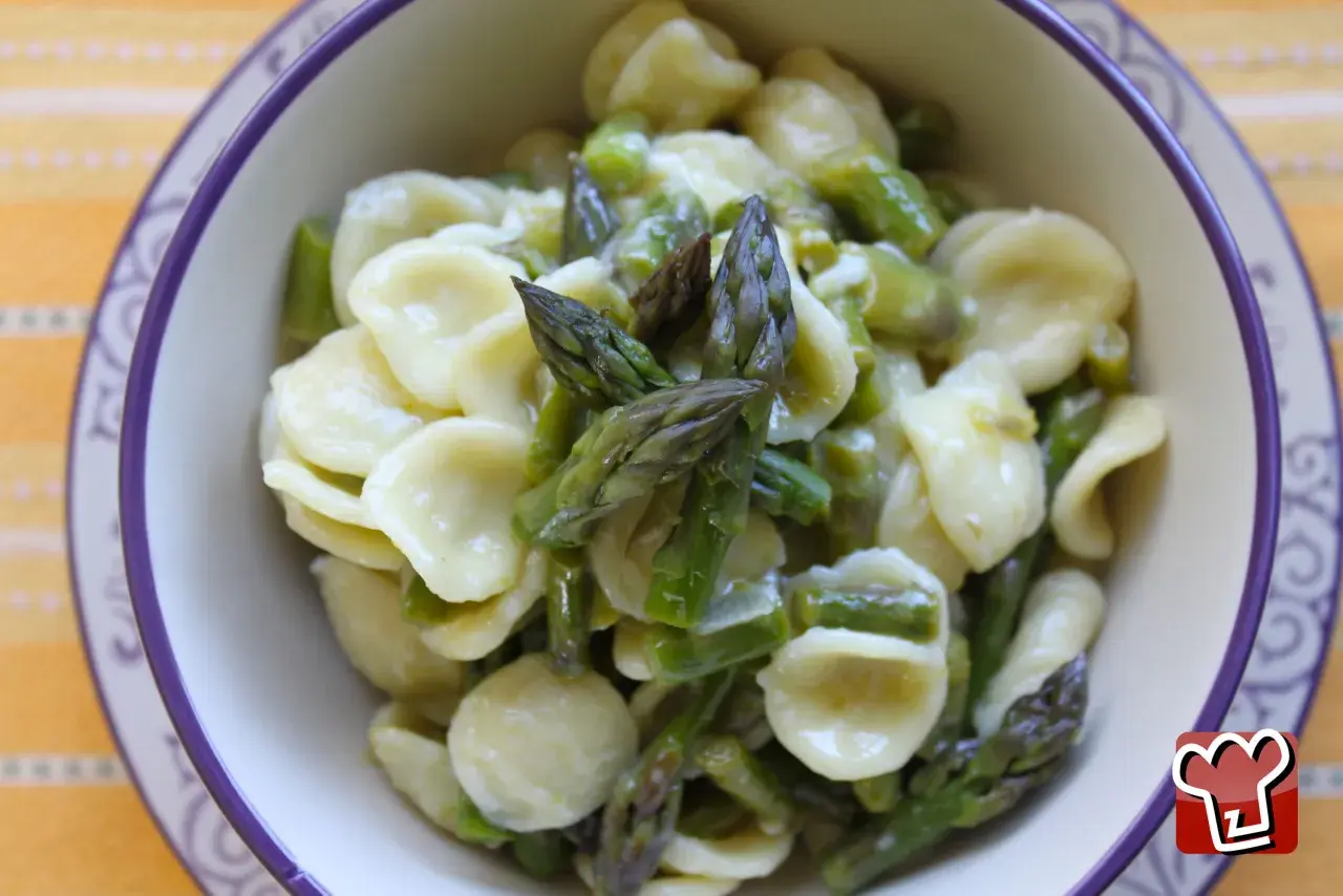 Orecchiette traditionnelles aux asperges, un plat simple et savoureux.