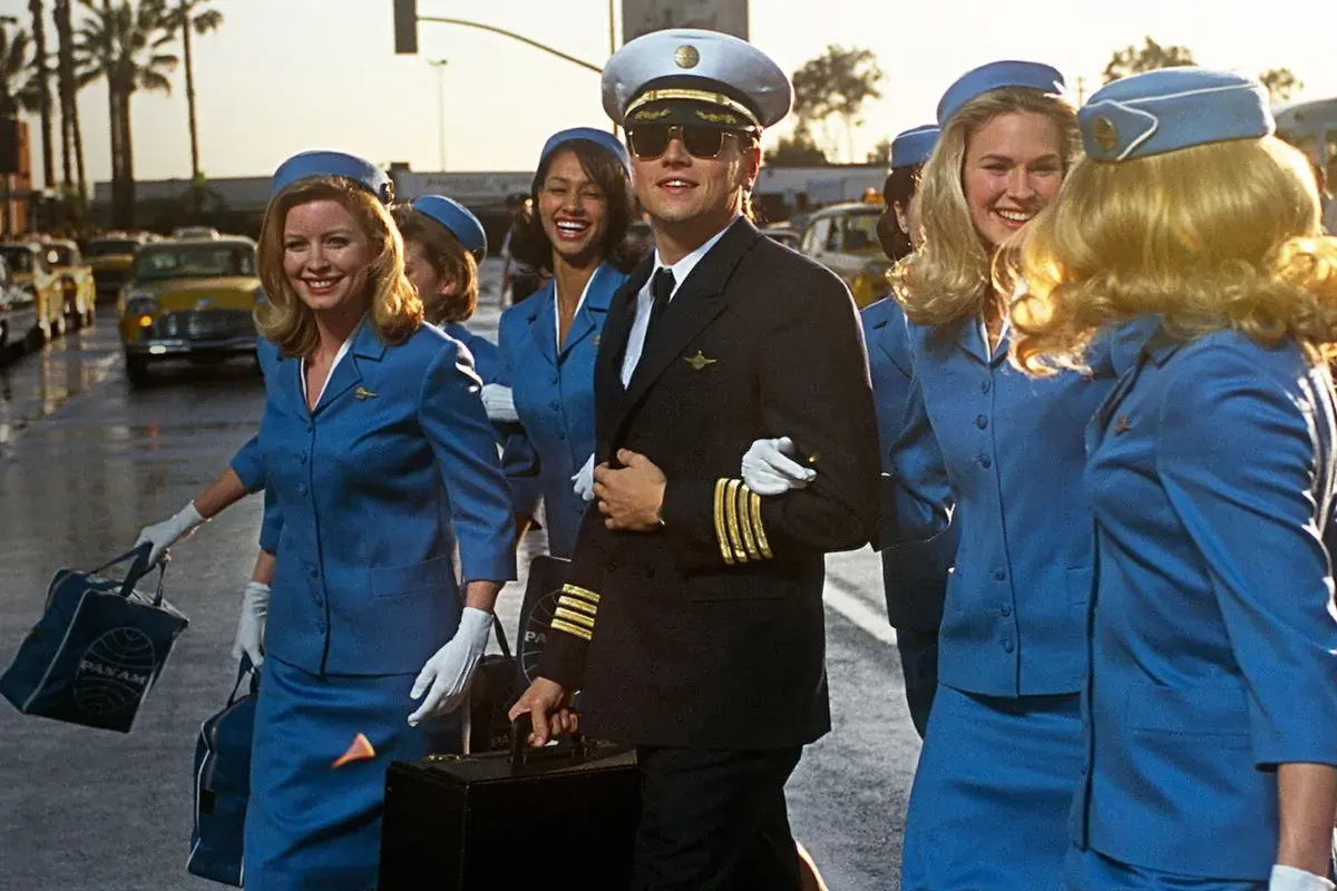 Kapitan Frank Abagnale Jr. w otoczeniu stewardess Pan Am. Czy uda Ci się go złapać, jeśli potrafisz?