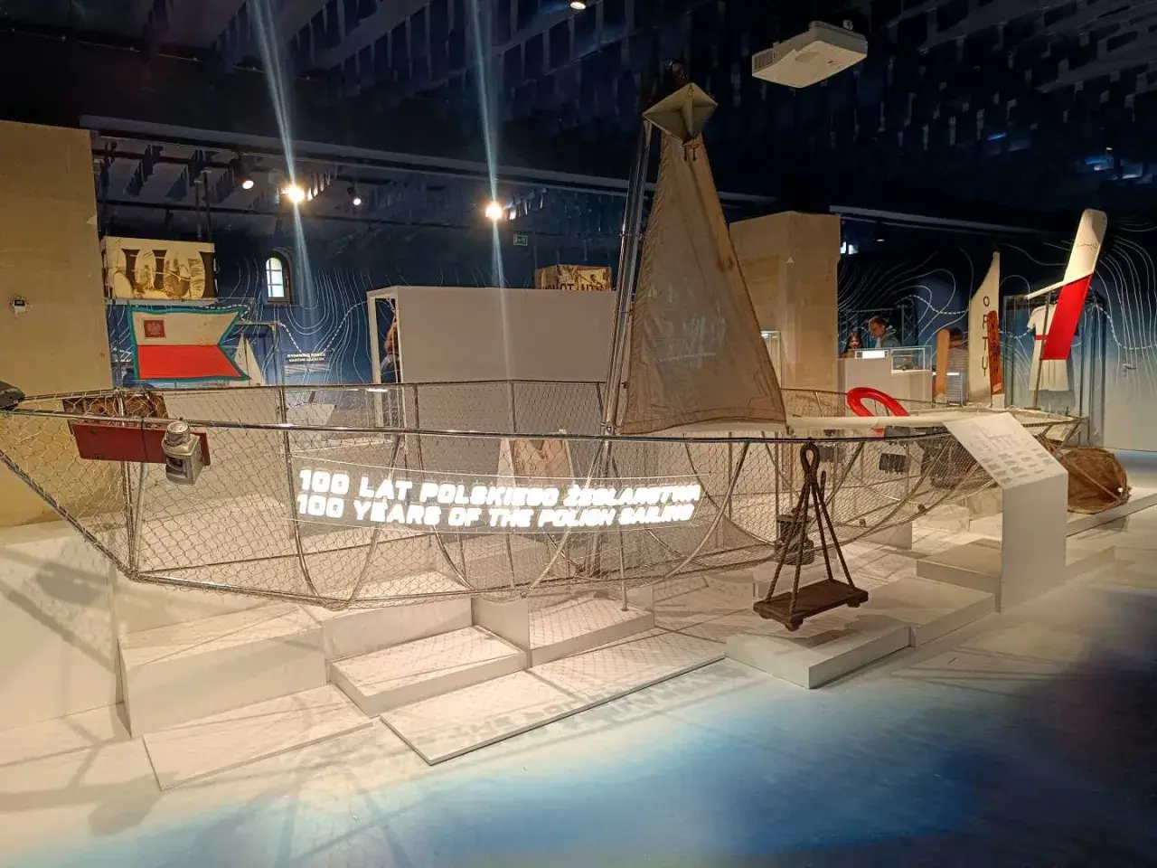Wystawa w muzeum morskim Gdańsk dla dzieci: model żaglowca z napisem "100 lat polskiego żeglarstwa".