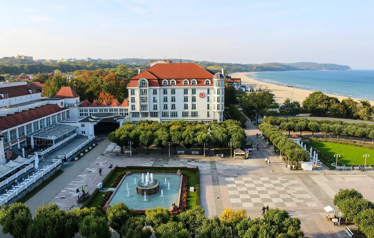 Sopot: hotel, fontanna, plaża i park. Idealne miejsce, by zobaczyć, co oferuje polskie wybrzeże.