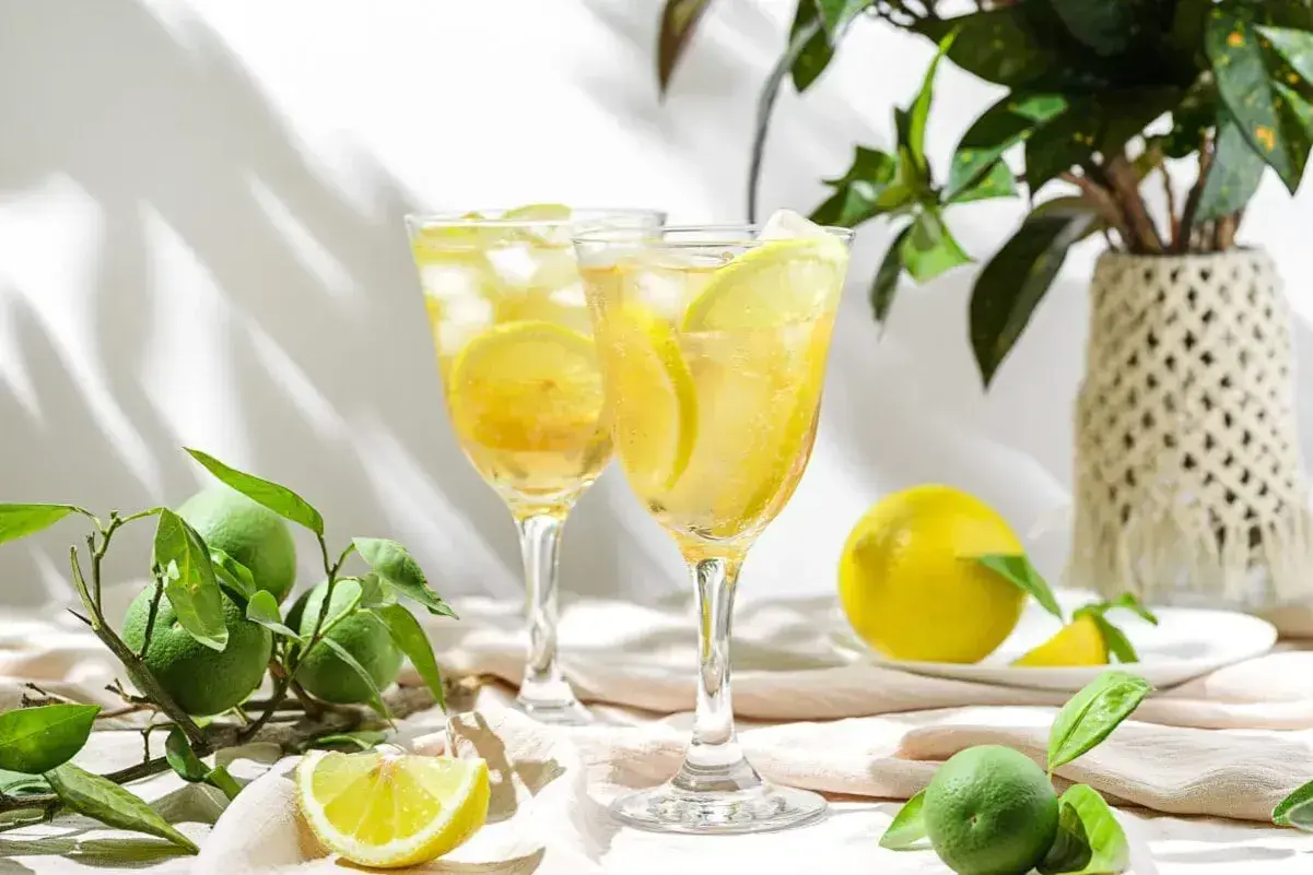 Dwa orzeźwiające kieliszki z lodem i plasterkami cytryny, idealne na letni wieczór. Ten limoncello drink wygląda kusząco!
