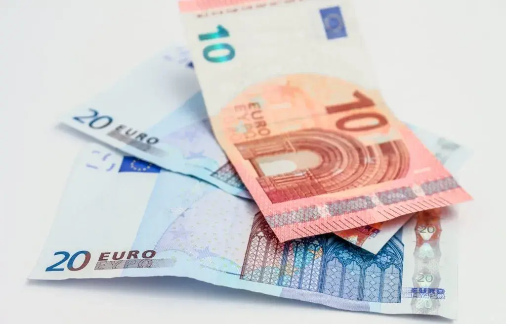 Jak uniknąć strat przy płatności za fakturę w euro? Sprawdź, jaki kurs zastosować!