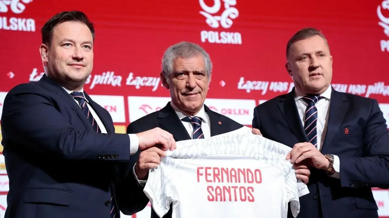 Fernando Santos, portugalski trener, z dumą prezentuje koszulkę reprezentacji Polski.