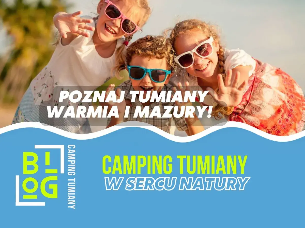 Trzy uśmiechnięte dzieci w okularach przeciwsłonecznych machają rękami. Idealne mazury z dziećmi na wakacjach w Camping Tumiany.