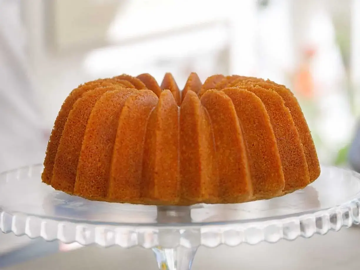 En gyllene, fluffig sockerkaka i en vacker form, redo att avnjutas.