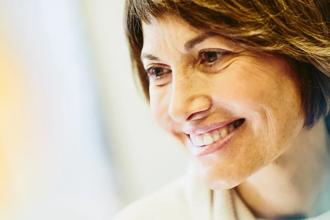 Sorriso di un'infermiera libera professionista che pensa al calcolo stipendio netto.