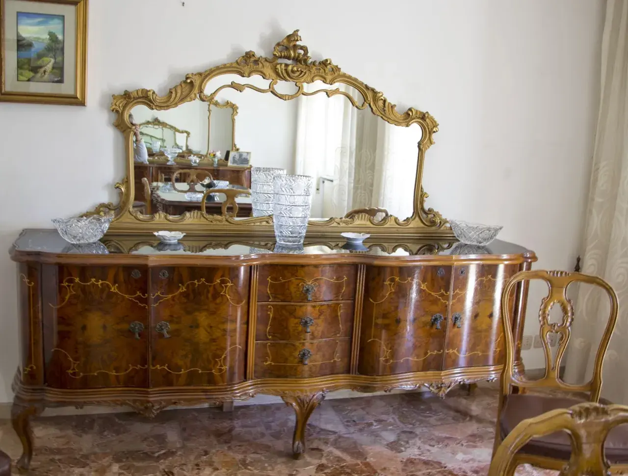 Mobile Chippendale con specchio dorato, un'idea per rinnovare mobili antichi con stile.