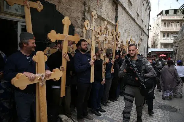 Czy katolik może nosić krzyż jerozolimski? Odpowiedź na wątpliwości