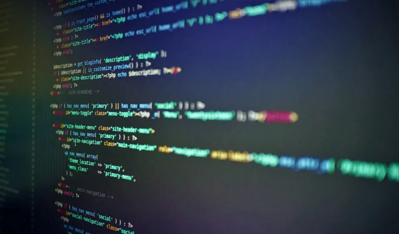 Kod w języku PHP, tworzący nawigację strony. Widać fragmenty kodu odpowiedzialne za menu i jego wyświetlanie.
