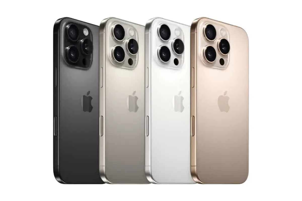 Quatre iPhones côte à côte : gris sidéral, argent, blanc et or. Tous les iPhones arborent le logo Apple et un triple appareil photo.
