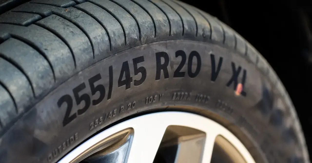 Opona samochodowa 255/45 R20 V XL. Gotowa na 91 godzin jazdy w każdych warunkach.
