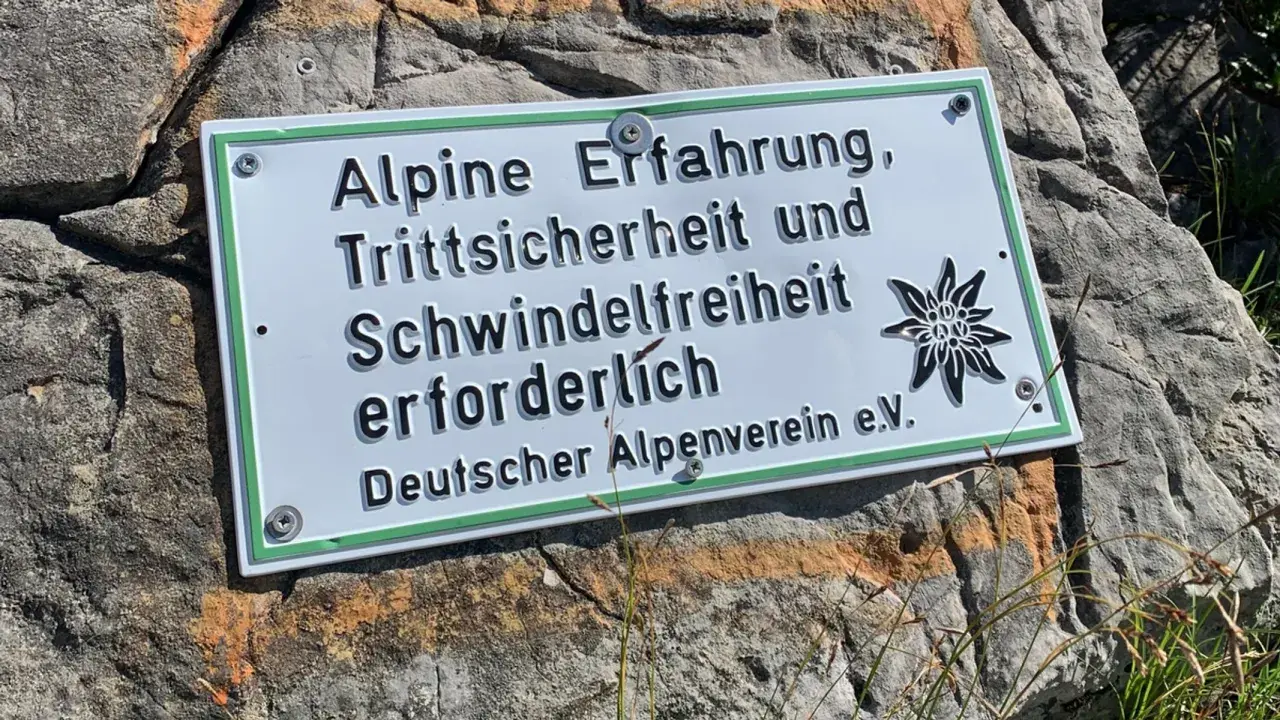 Warnschild für das Wandern in den Alpen: Alpine Erfahrung, Trittsicherheit und Schwindelfreiheit erforderlich. Deutscher Alpenverein e.V.