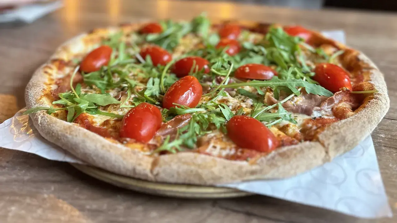 Jak powstała pizza? Odkryj fascynującą historię tej potrawy