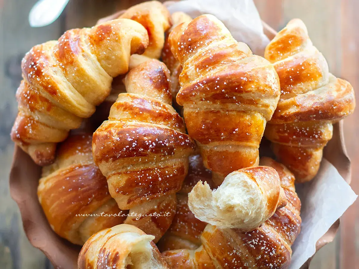 Brioches dorate e soffici, spolverate di zucchero a velo, perfette per la tua ricetta brioches pasticceria.