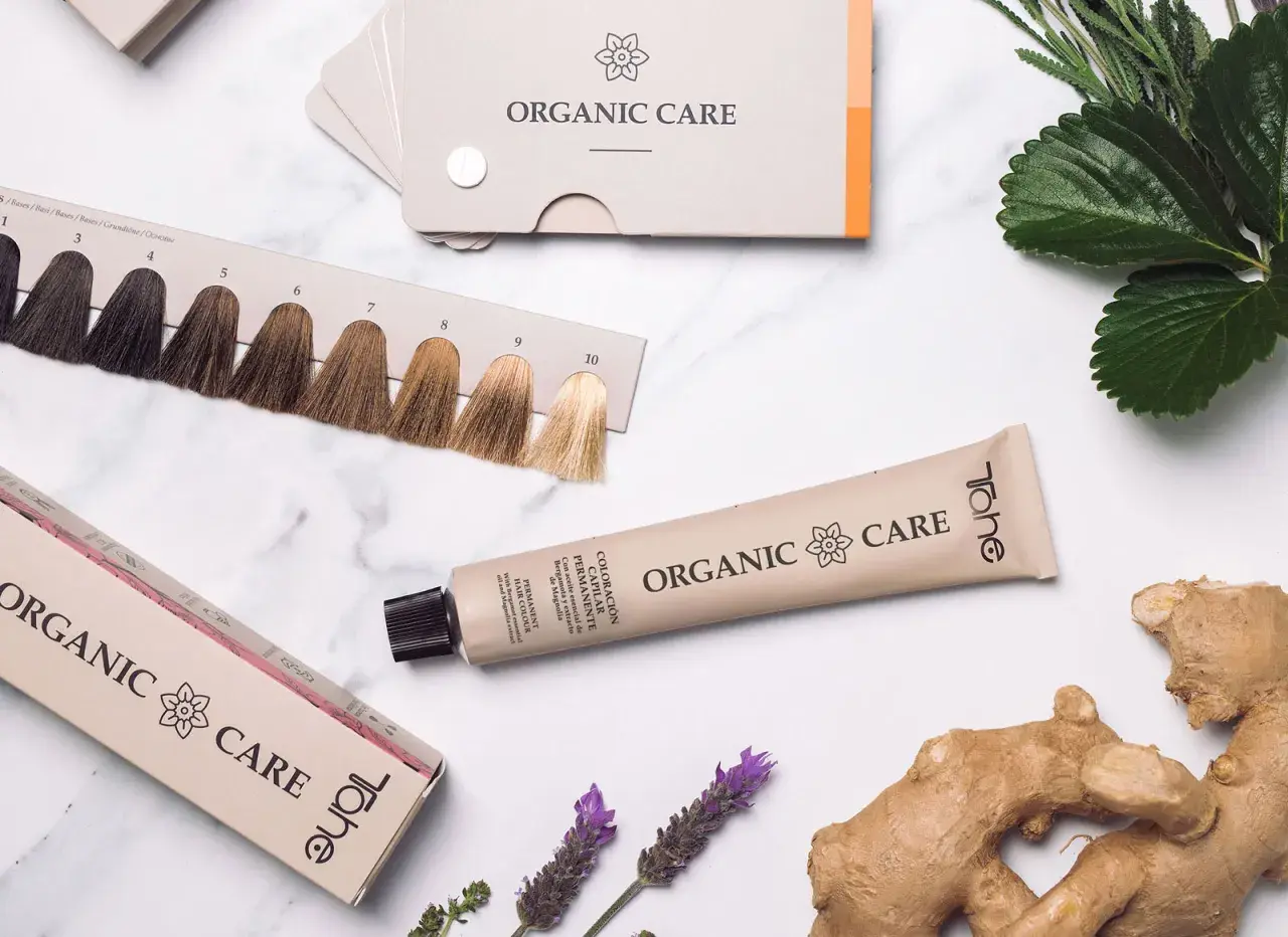 Paleta de tonos para la pigmentación del cabello, tubo de tinte y caja de "Organic Care" con ingredientes naturales.