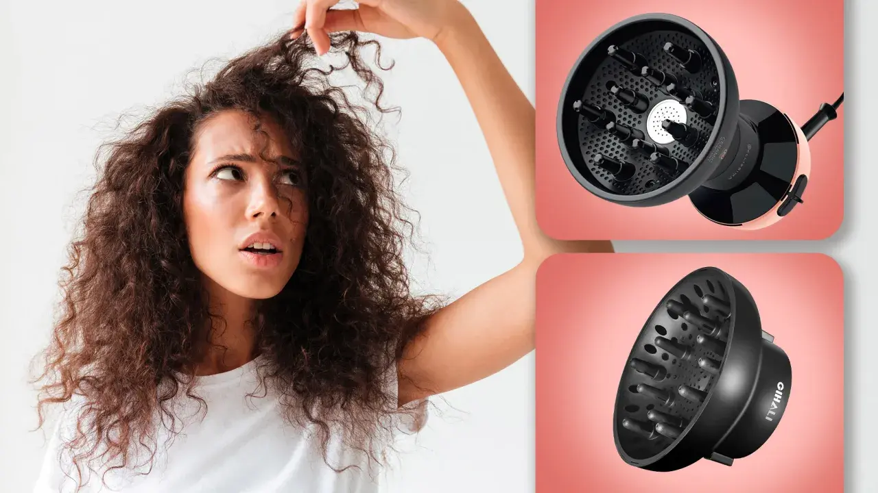 Donna con capelli ricci e crespi guarda un diffusore per capelli, sperando di ottenere ricci definiti.