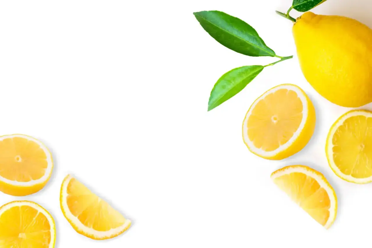 Limoni freschi e foglie verdi, un rimedio naturale per il mal di gola.