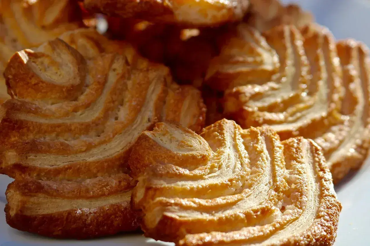 Chrupiące ciasto francuskie, idealne na przekąskę. Zastanawiasz się nad jego kcal?