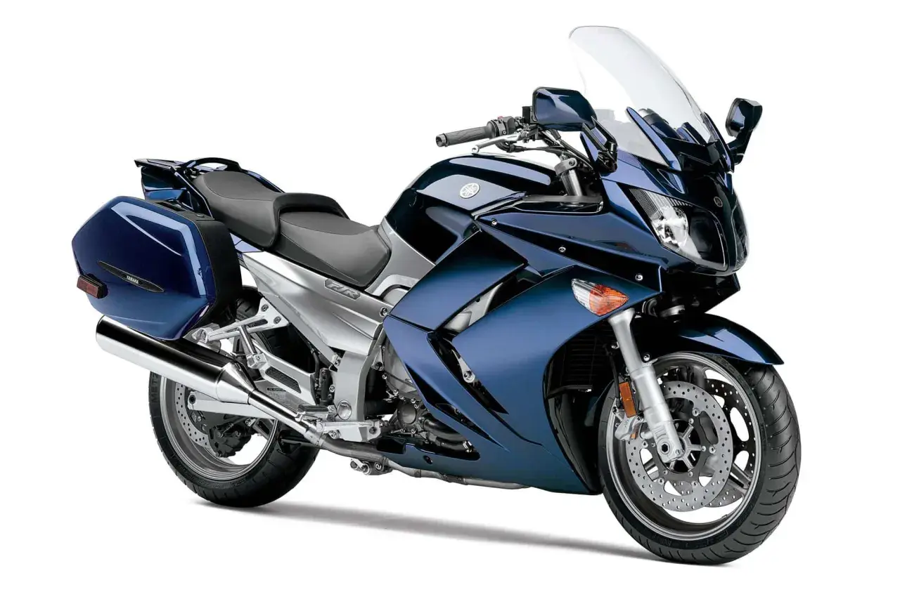 Granatowy motocykl turystyczny Yamaha z kuframi, idealny dla wysokich podróżników.
