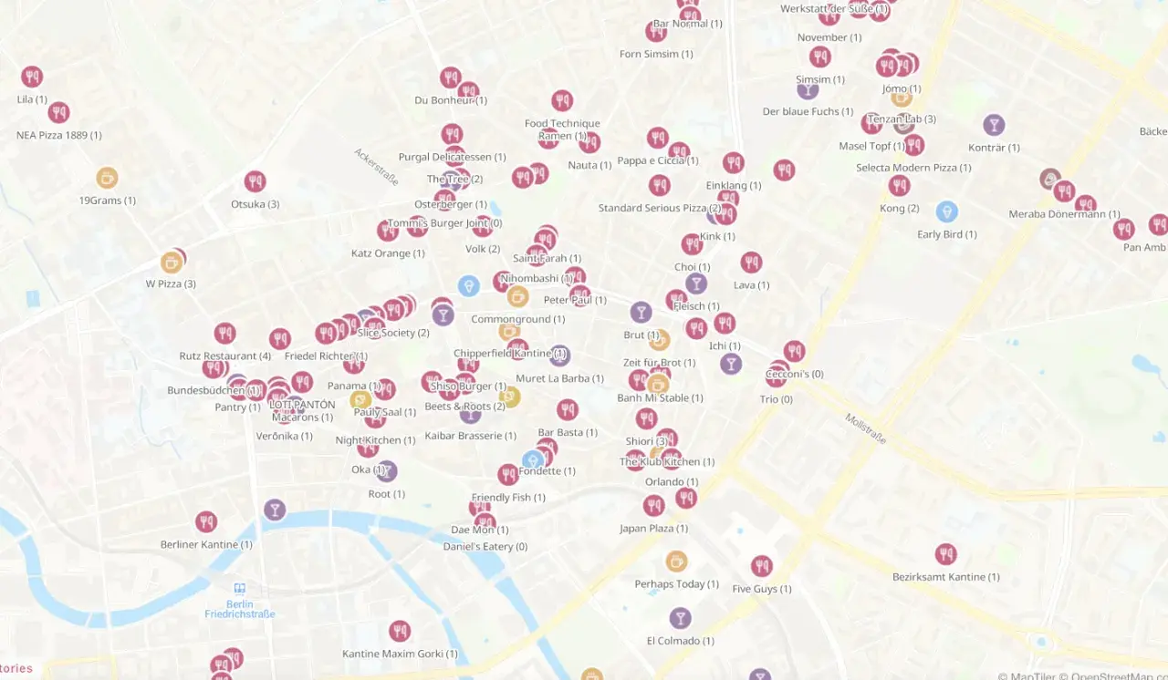 Karte mit vielen roten und lila Symbolen, die verschiedene **Berlin foodspots** wie "W Pizza", "Rutz Restaurant" und "Five Guys" markieren.