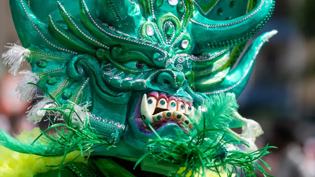 Grüne Maske mit funkelnden Steinen und Federn, ein Blickfang beim Carnival of Cultures Berlin.