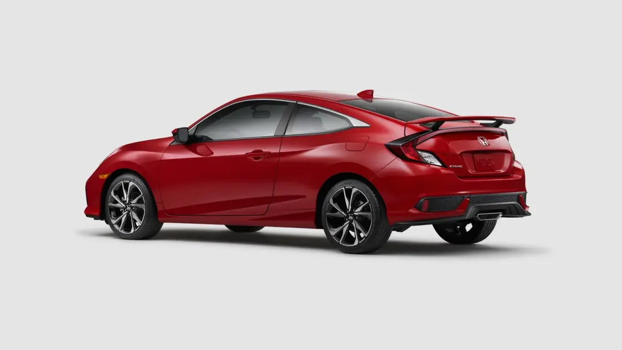Czerwony Honda Civic Si coupe z czarnym spojlerem i felgami, gotowy do dynamicznej jazdy.