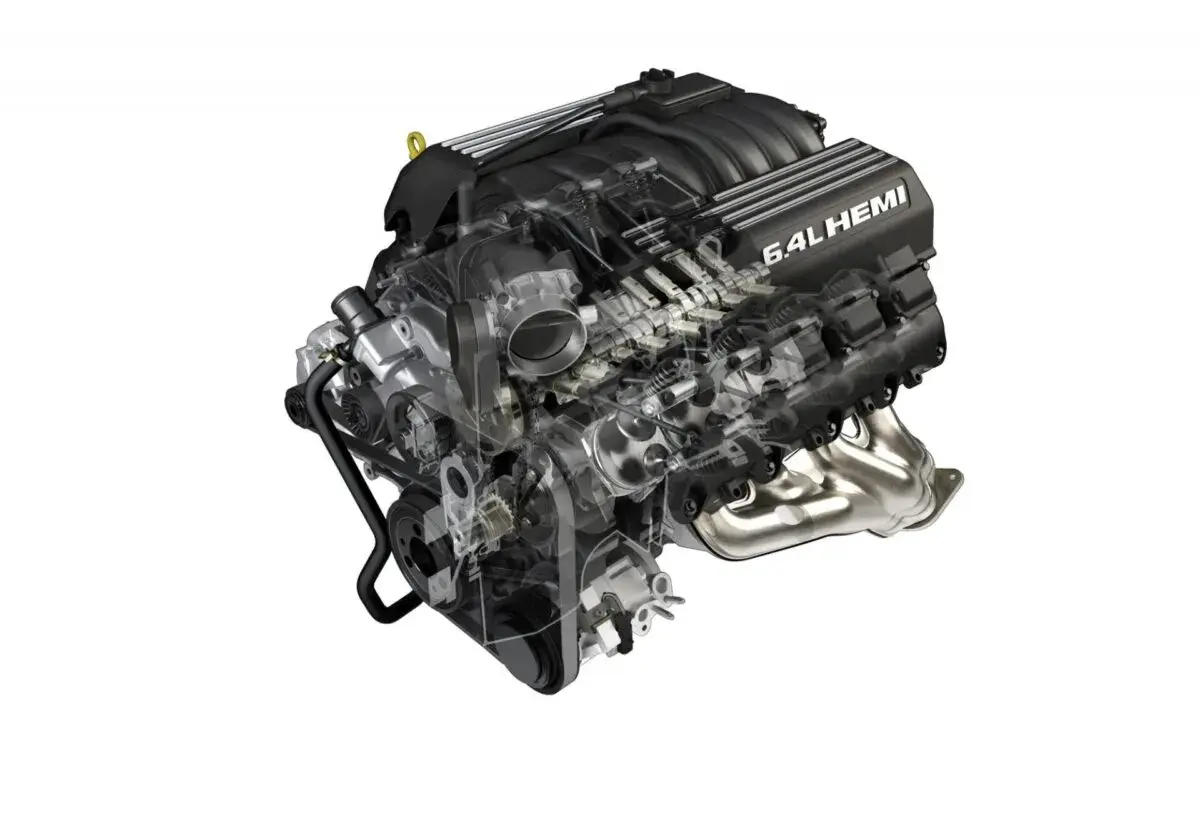 Przekrój silnika 6.4L HEMI z widocznymi elementami wewnętrznymi, takimi jak zawory i tłoki.