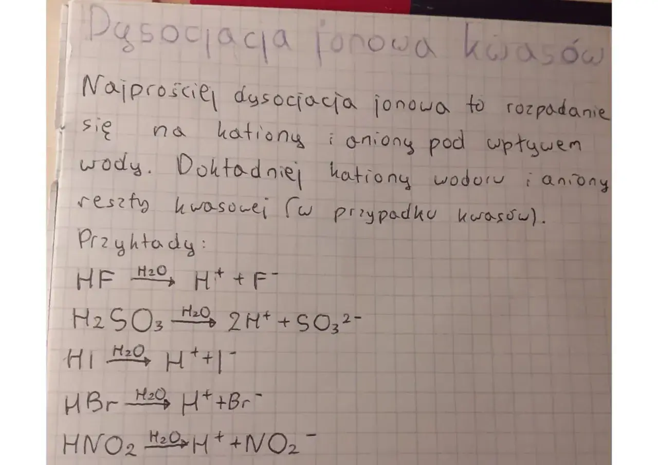 Dysocjacja jonowa kwasów: rozpad na kationy i aniony pod wpływem wody. Przykłady: HF, H2SO3, HI, HBr, HNO2.