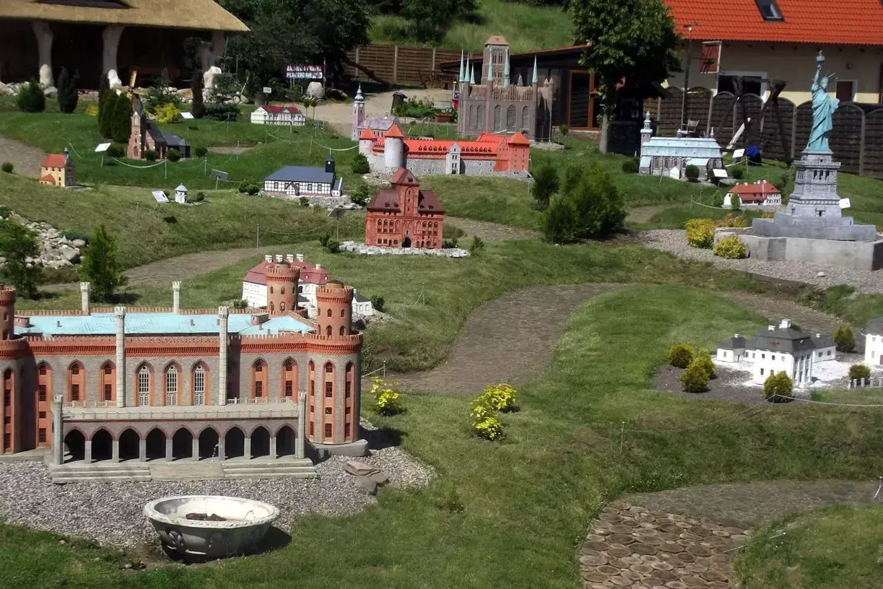 Miniaturowy park z replikami budowli, w tym zamku i Statuy Wolności. Wiele wieżyc i atrakcji czeka na odkrycie.