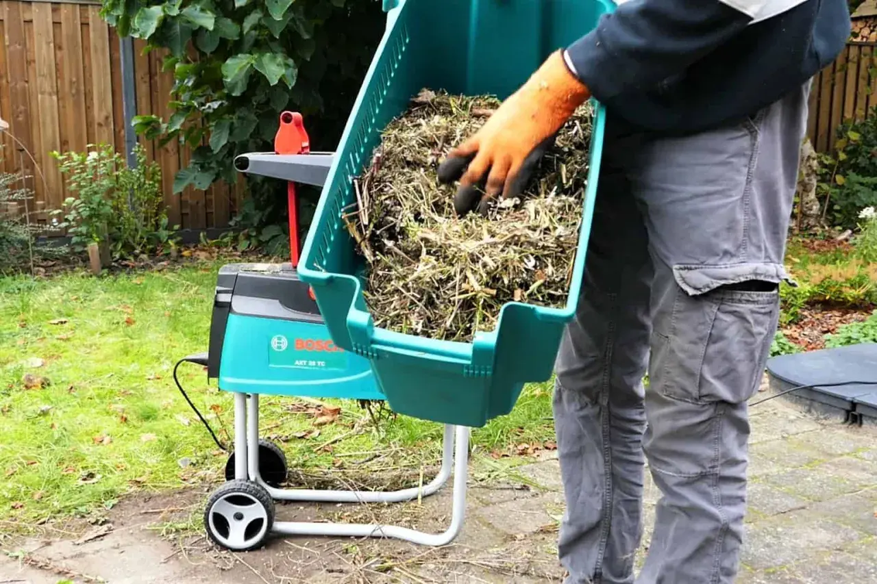Gartenabfälle werden in den Bosch-Häcksler gefüllt, den **master shredder** für den Garten.