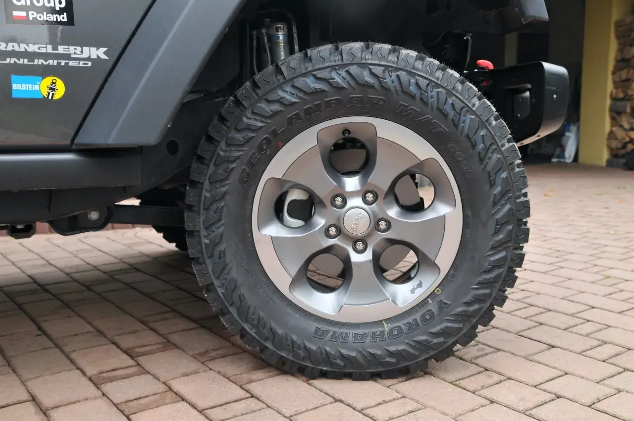 Koło terenowe Jeep Wrangler JK Unlimited z oponą Yokohama Geolandar M/T na felgach w wersji limited.