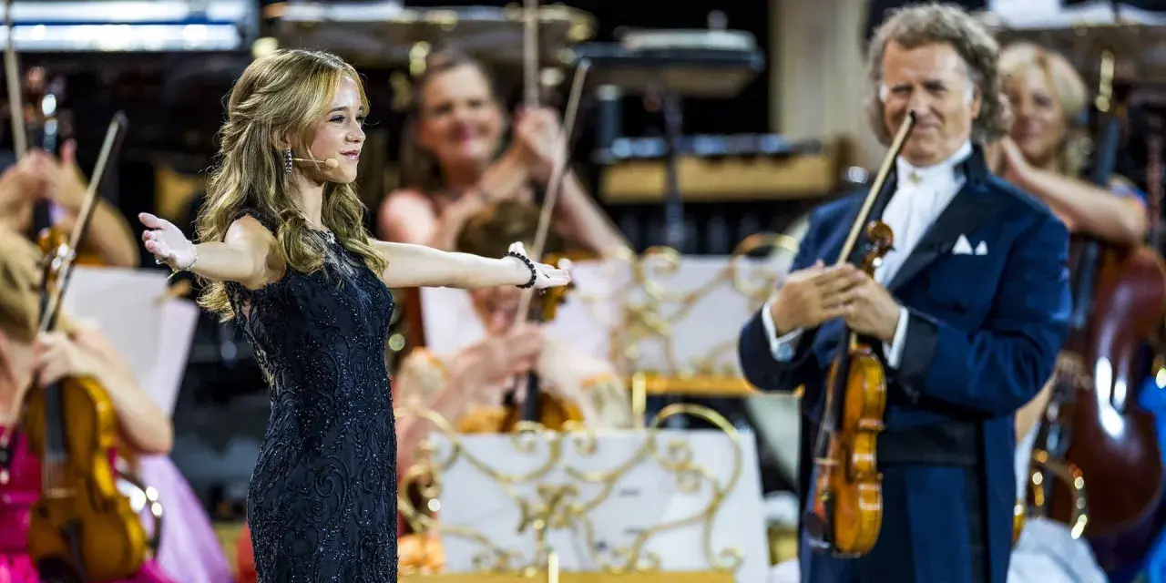 Wokalistka i André Rieu w Polsce, na scenie z orkiestrą.