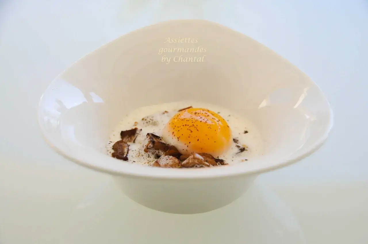 Un œuf parfait, onctueux et doré, baignant dans une sauce crémeuse avec des éclats de champignons. Un délice pour les yeux et les papilles.