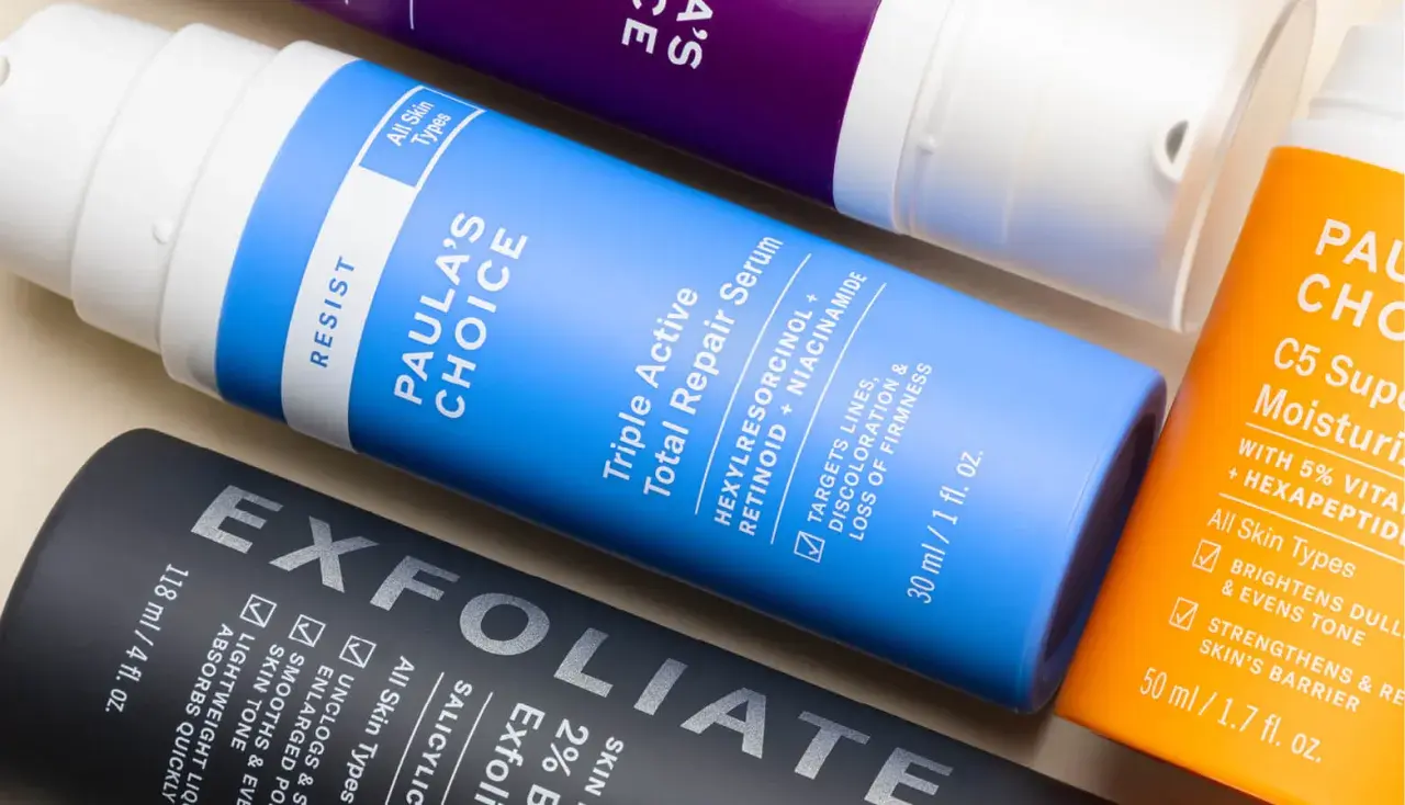 Hudvårdsprodukter med retinol och vitamin c. Paula's Choice serum och fuktkräm för en strålande hud.