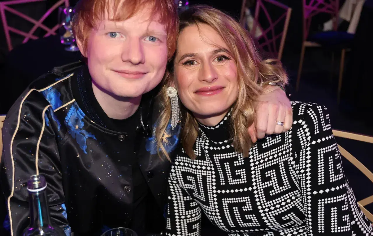 Ed Sheeran z żoną Cherry Seaborn, uśmiechnięci i blisko siebie. Widać obrączkę na jej palcu, co potwierdza, czy Ed Sheeran ma żonę.