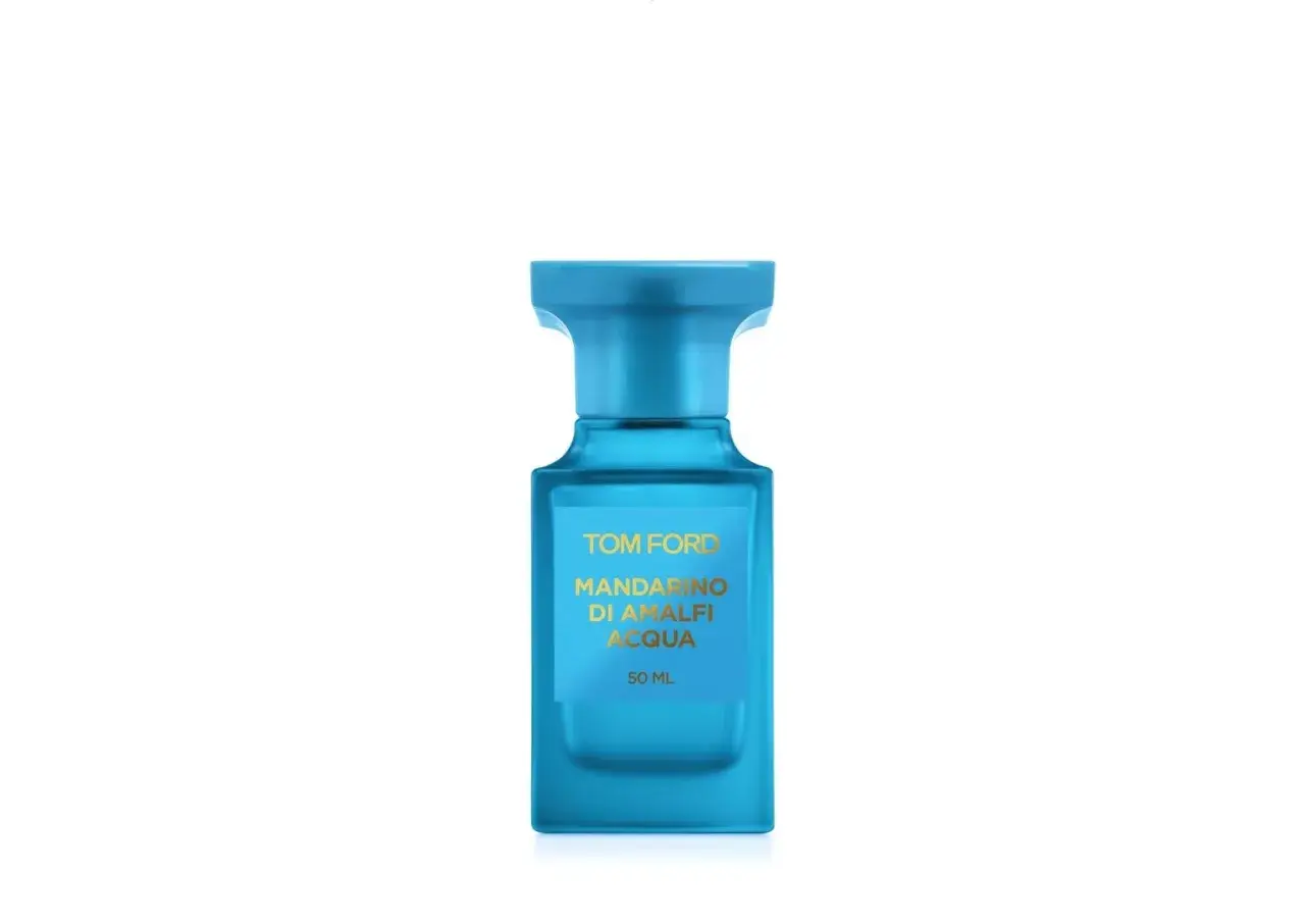 Niebieska butelka perfum Tom Ford Mandarino di Amalfi Acqua, przywołująca zapach włoskiego wybrzeża.