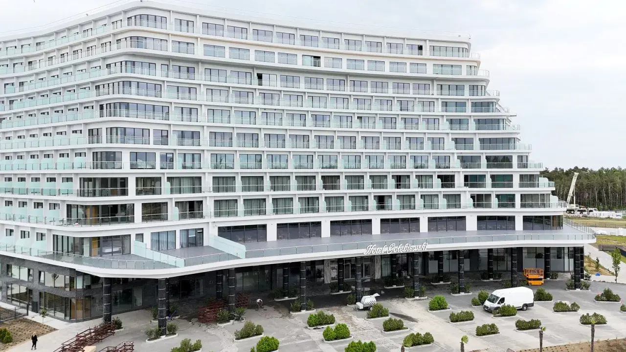 Nowy hotel Gołębiewski w Pobierowie, kiedy otwarcie? Nowoczesny budynek z balkonami i widokiem na las.