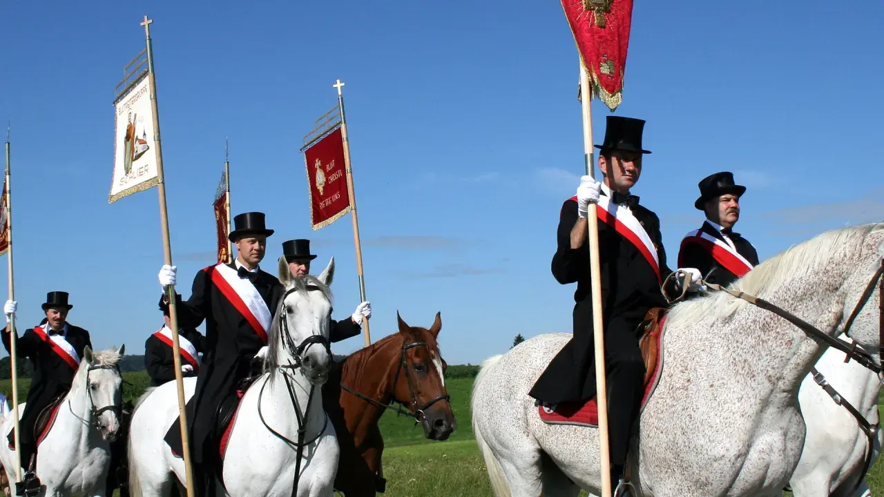 Reiter mit Fahnen und Zylindern beim Blutritt Bad Wurzach.