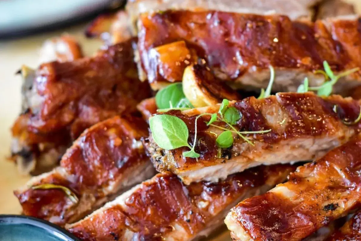 Soczyste żeberka w sosie BBQ, idealne do pieczenia, aby były miękkie. Podane z ziołami.