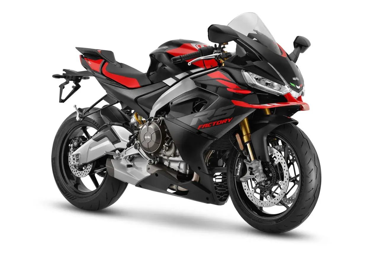 Aprilia RS 660 Factory, una moto deportiva negra y roja con 100 cv de potencia, lista para la acción.