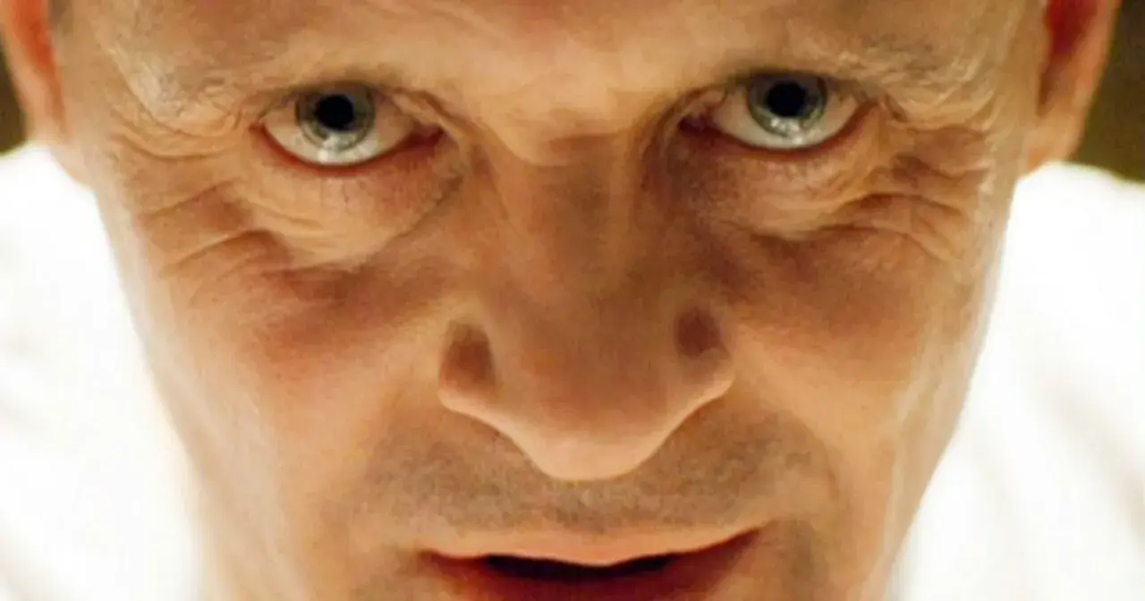 Anthony Hopkins w filmach budzi grozę. Jego spojrzenie w tym kadrze zapada w pamięć.