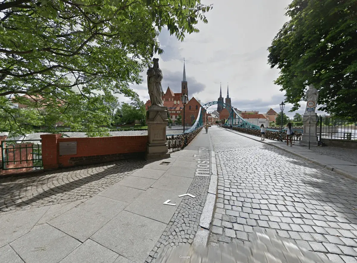 Most Tumski we Wrocławiu, z widokiem na katedrę i wieże kościelne. Spacer po brukowanym chodniku na Ostrowie Tumskim.