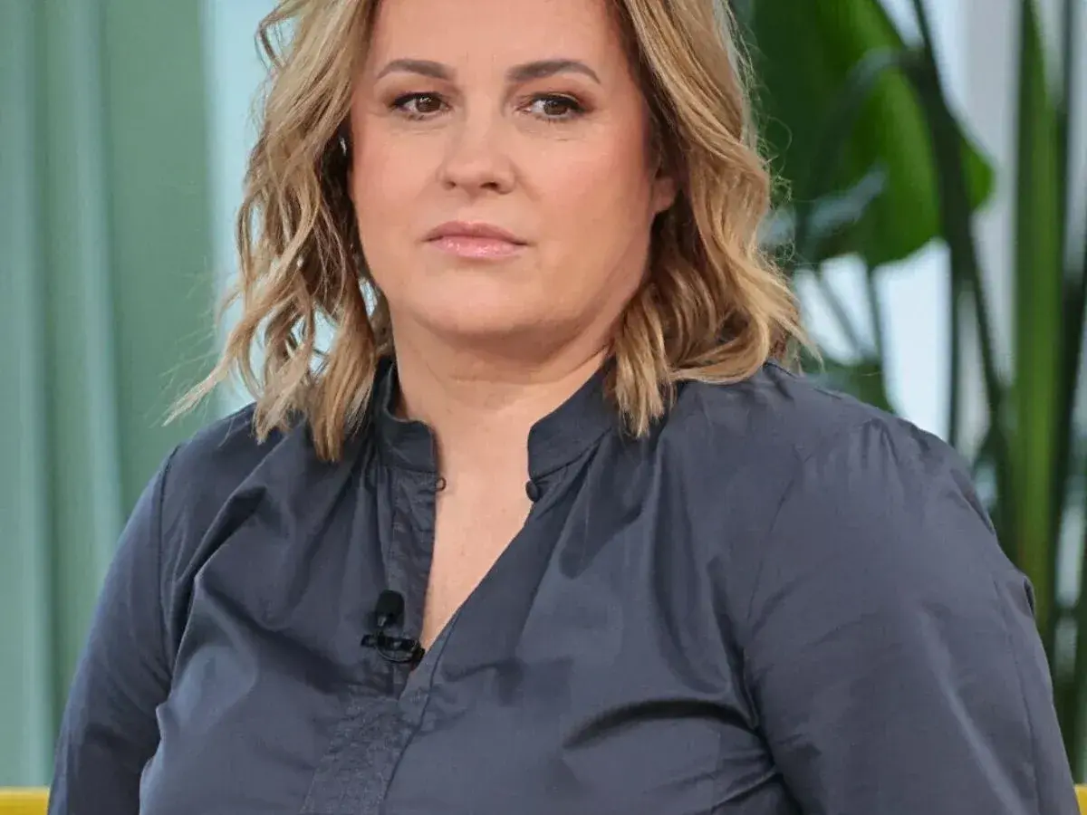 Joanna Kołaczkowska w ciemnej bluzce, z fryzurą w stylu bob. Mąż Joanny Kołaczkowskiej, jeśli to on, pewnie by się nią zachwycił.