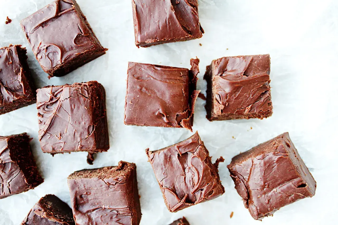 Många bitar av chokladfudge, perfekta för ett enkelt fudge recept.