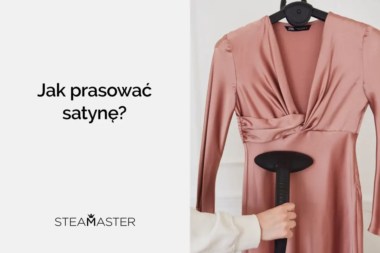 Jak prasować satynę? Różowa sukienka na wieszaku, ręka z parownicą.