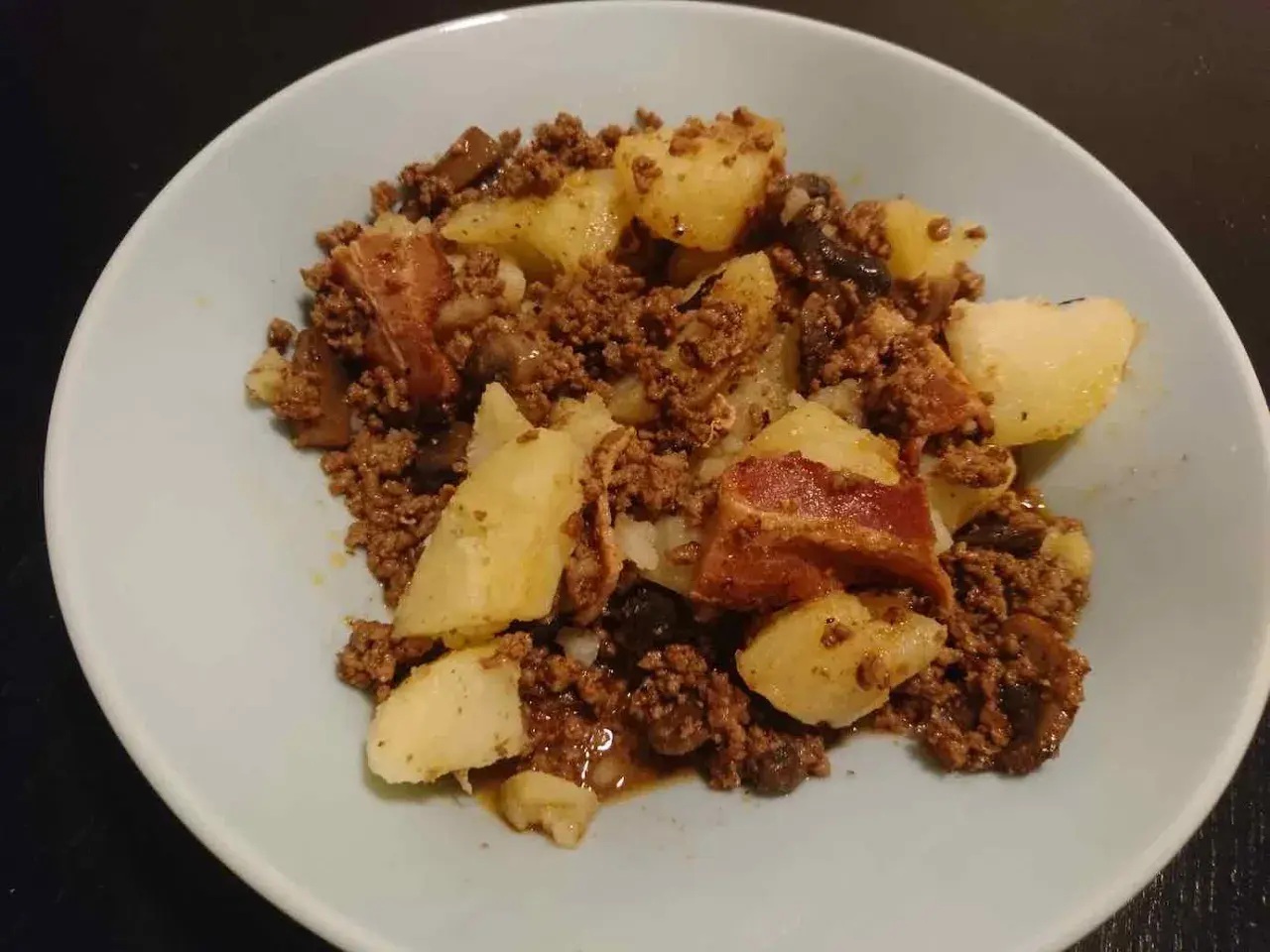 En tallrik med köttfärs, potatis och svamp. Perfekt för storkok recept som mättar.