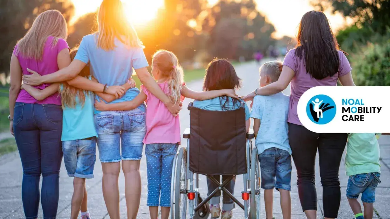 Famiglia unita, con una bambina in carrozzina, esempi di inclusione e superamento della disabilità motoria.