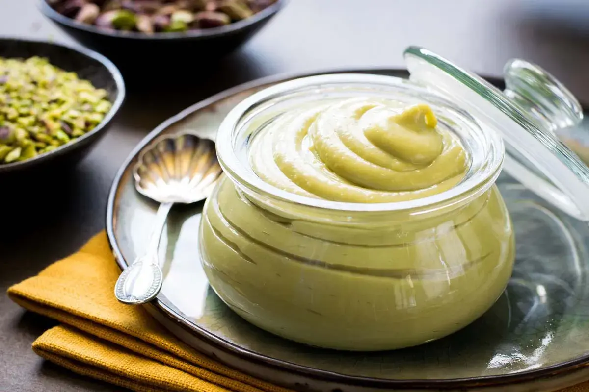 Crema pasticcera al pistacchio, pronta per essere gustata. Una ricetta golosa e facile da preparare.