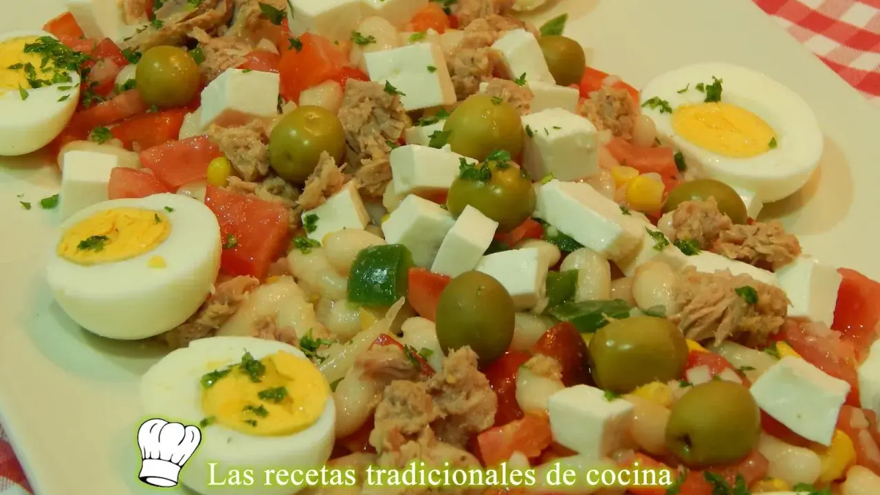 Ensalada de alubias blancas de bote con atún, huevo duro, queso fresco, aceitunas y tomate.