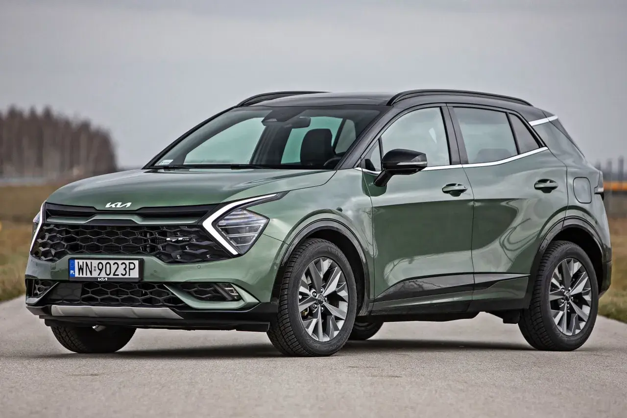 Nowy zielony Kia Sportage GT-Line, jeden z najnowszych kia modele, prezentuje się na drodze.